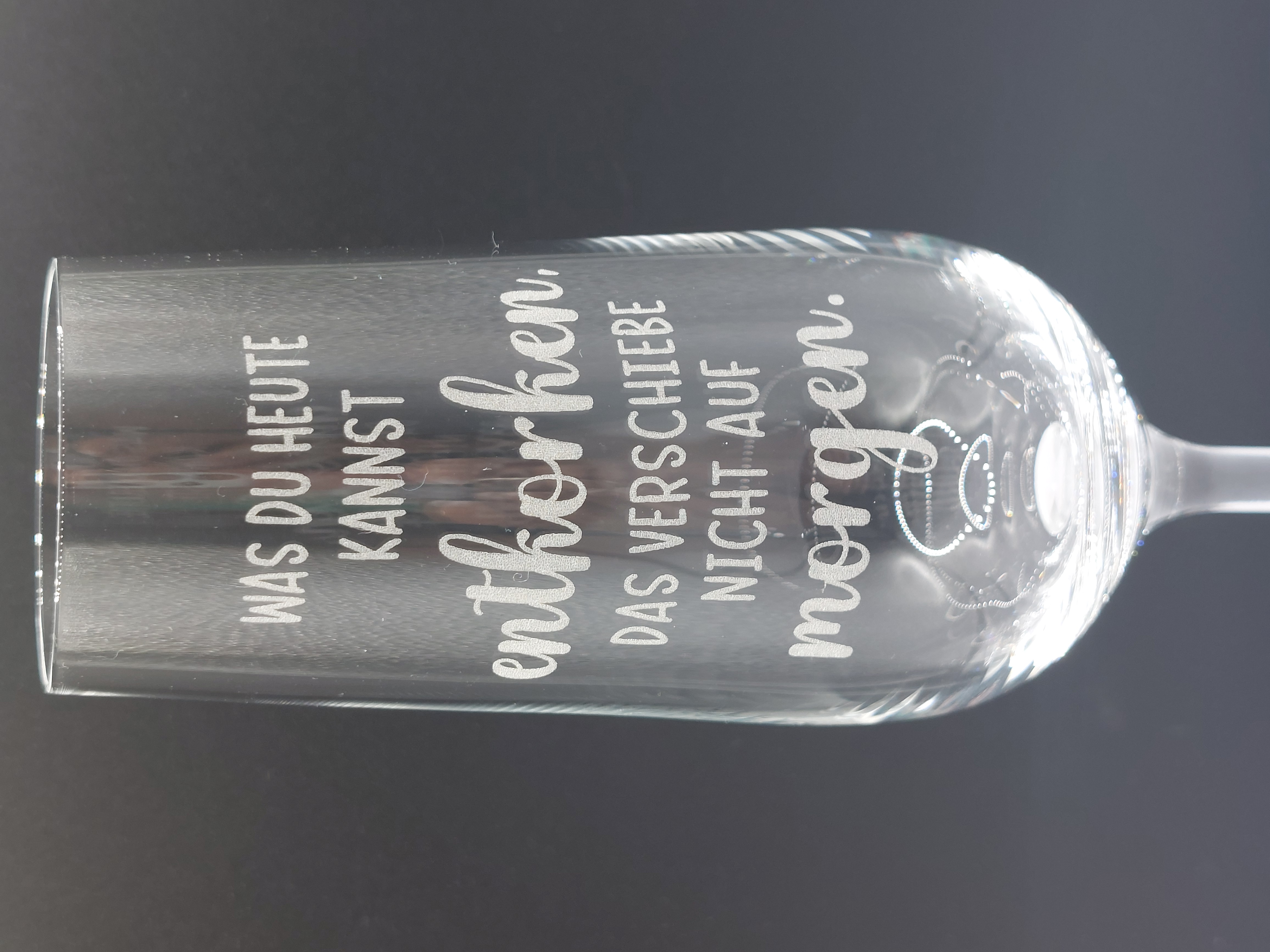 Was du heute kannst entkorken, das verschiebe nicht auf morgen. 🥂 Sektglas