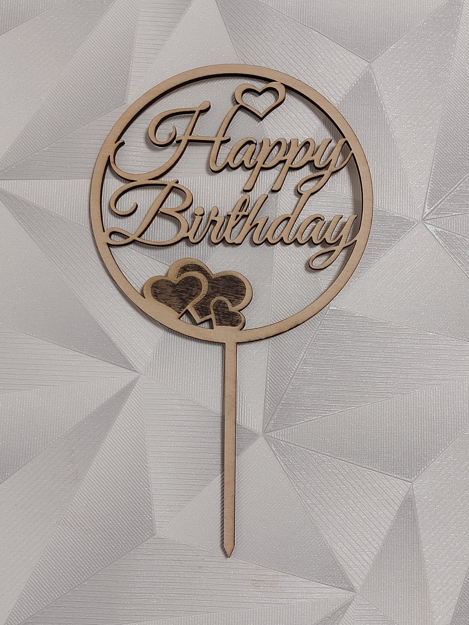 Cake Topper „Happy Birthday“ im runden Design mit Herzsymbolen