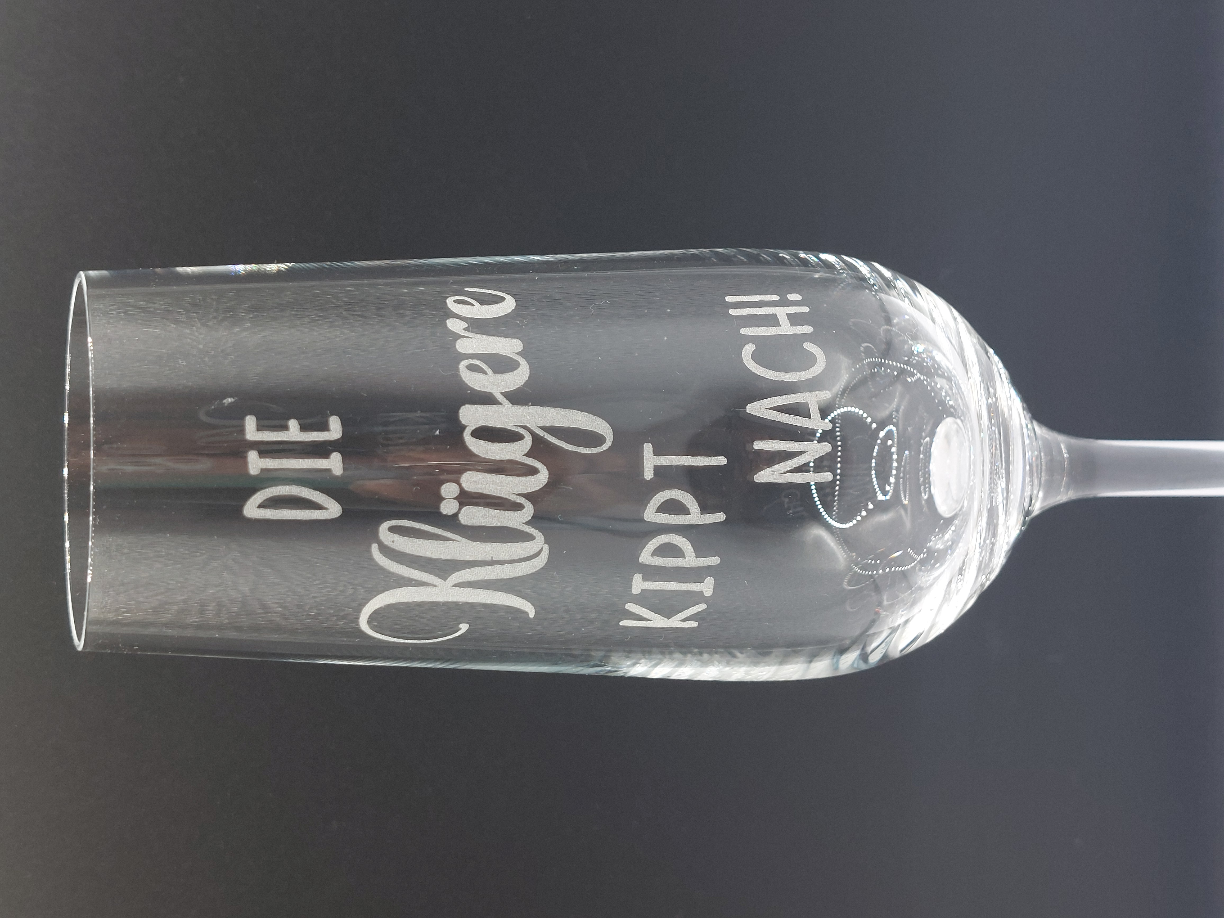 Die Klügere kippt nach! 🥂 Sektglas