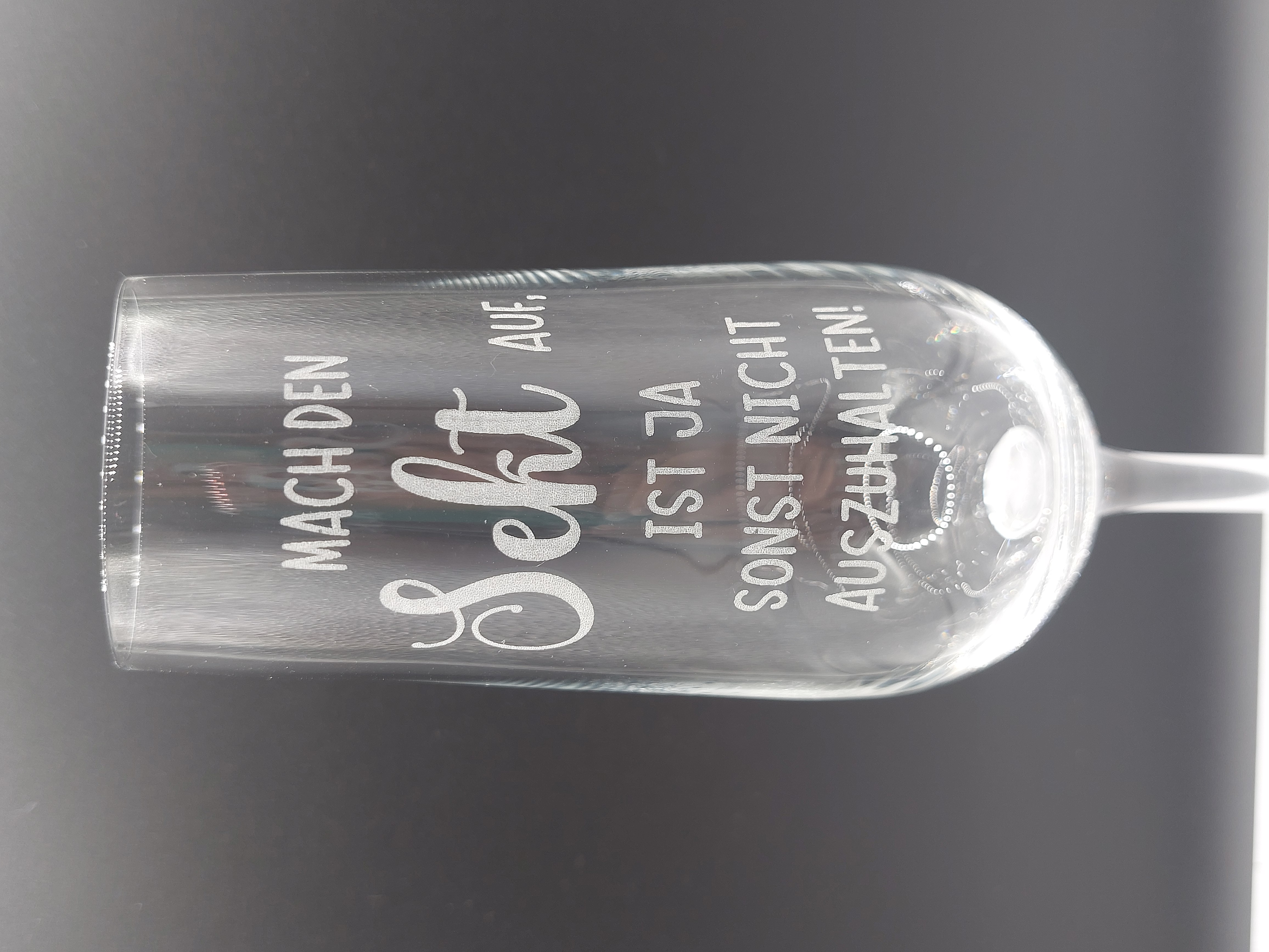 Mach den Sekt auf, ist ja sonst nicht auszuhalten 🥂 Sektglas